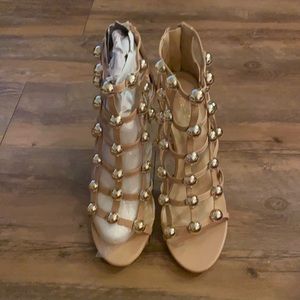 Brown heel size 8.5 chase and chole